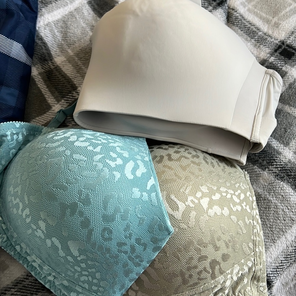3 New 3X Bras. Two are Rhonda Shear  and one Avis. Never worn, just tried on.